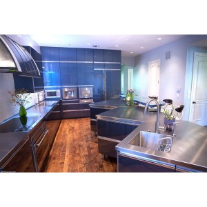 Modern kitchen by Crestwood